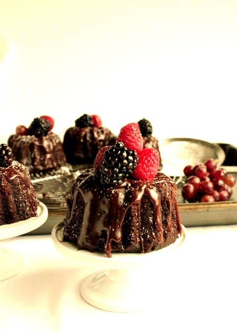 Mini Chocolate Bundt Cakes (via http